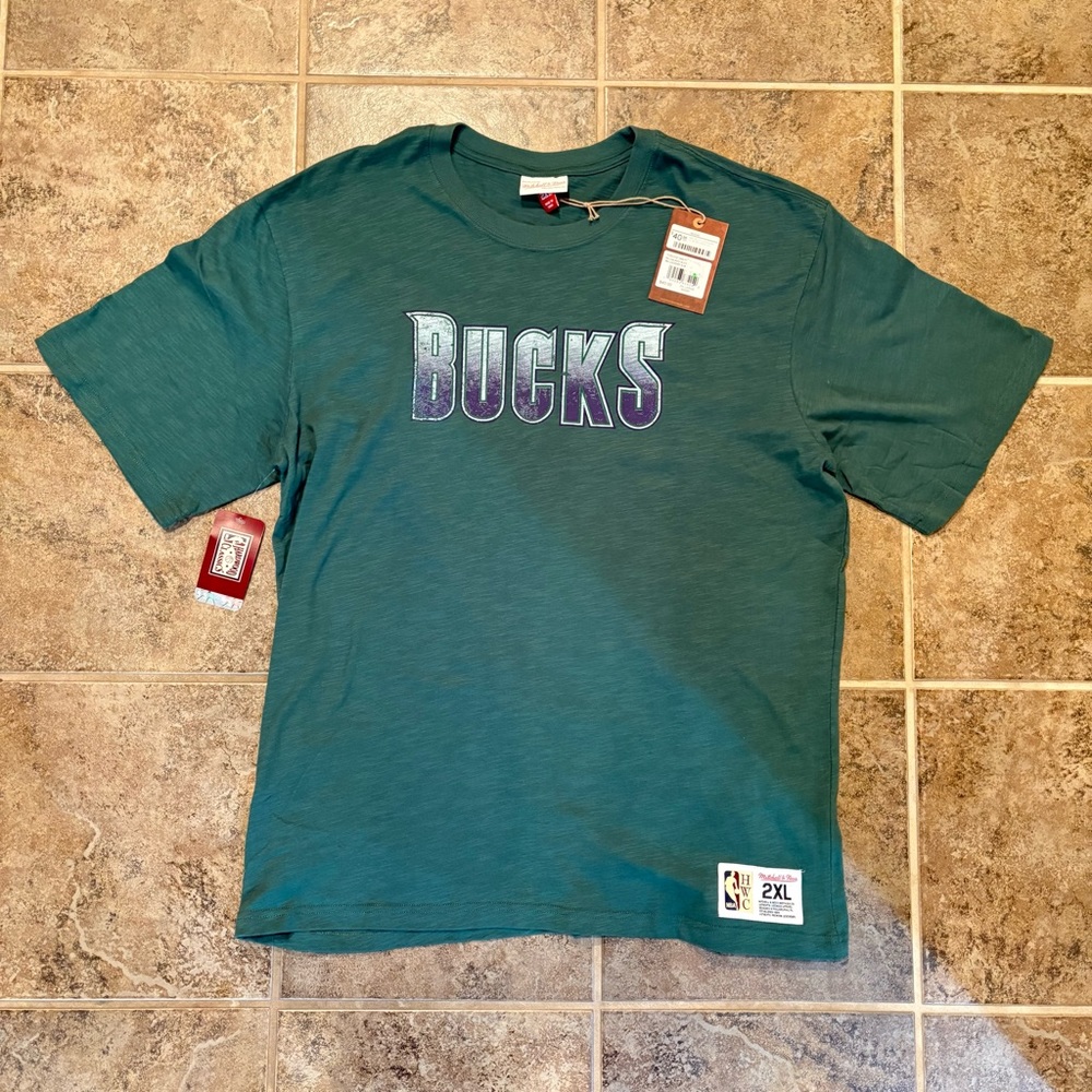Vintage Milwaukee Bucks Mitchell & Ness NBA Mens 2XL Shirt Distressed Logo✅